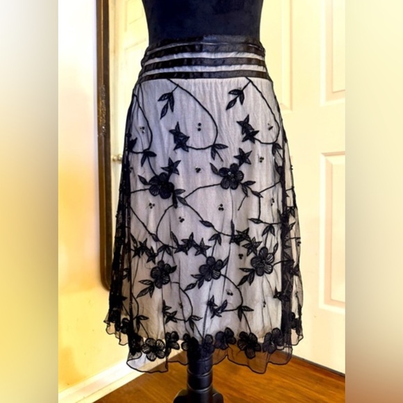 Rachelle Elegant Black Floral Embroidered Skirt - Picture 9 of 9
